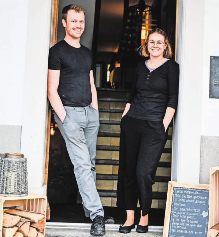 Sie sind die Gastgeber im Restaurant und Hotel «Zum Bauernhof» in Oberlunkhofen: Andi und Martina Hagenbuch. Bilder: zg