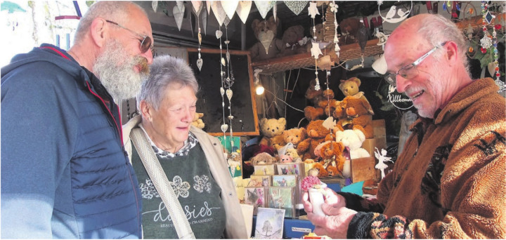 Florierender Osterhandel: Voller Freude zeigt Marktfahrer Paul Vogel (rechts) dem interessierten Paar eine gegossene Figur aus seinem Sortiment. Bild: Bernadette Oswald Florierender Osterhandel: Voller Freude zeigt Marktfahrer Paul Vogel (rechts) dem interessierten Paar eine gegossene Figur aus seinem Sortiment. Bild: Bernadette Oswald