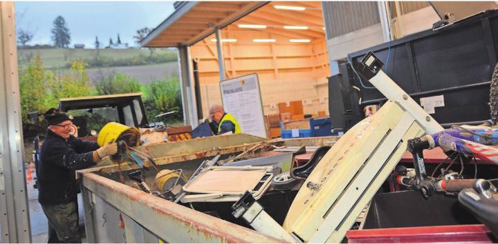 Die Bevölkerung scheint froh zu sein über das neue Angebot des Wertstoffhofs. Dank den kurzen Wegen fällt das Entsorgen leichter. Bilder: Sabrina Salm