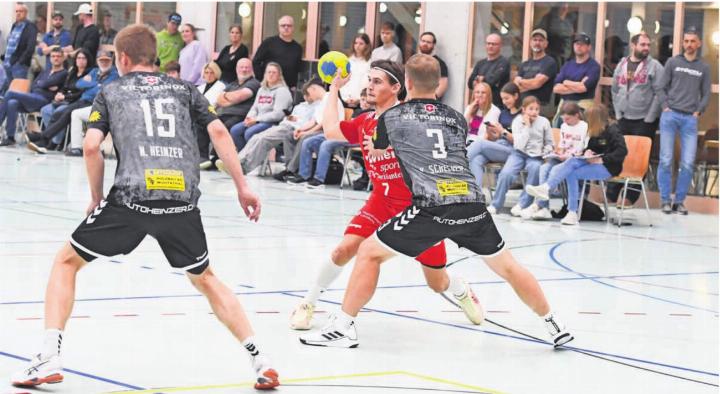 Am Ende der Matchwinner: Janis Furter (am Ball) im Spiel in Muotathal. 
Bild: tvm Am Ende der Matchwinner: Janis Furter (am Ball) im Spiel in Muotathal. 
Bild: tvm