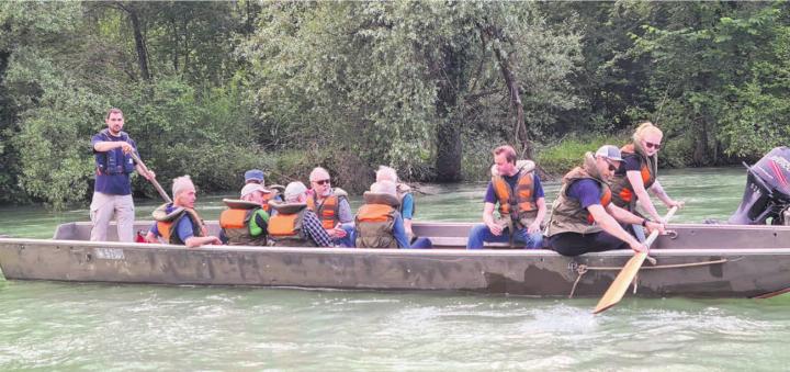 Die Teilnehmer des Maibummels werden von den Pontonieren trotz, oder gerade wegen des hohen Wasserstandes, sicher Richtung Bremgarten geführt. Bild: zg