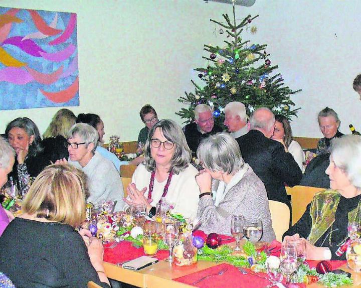 Ein Blick auf die fröhliche Gästerunde der Weihnachtsfeier in der Synesiusstube mit dem traditionellen Christbaum und der liebevoll gestalteten Tischdekoration. An Heiligabend ist hier jeder willkommen. Der Pastoralraum knüpft mit der Feier an das langjährige Angebot im einstigen Centro Italiano von Armando Caravetta an. Bild: Alphonse Hauser