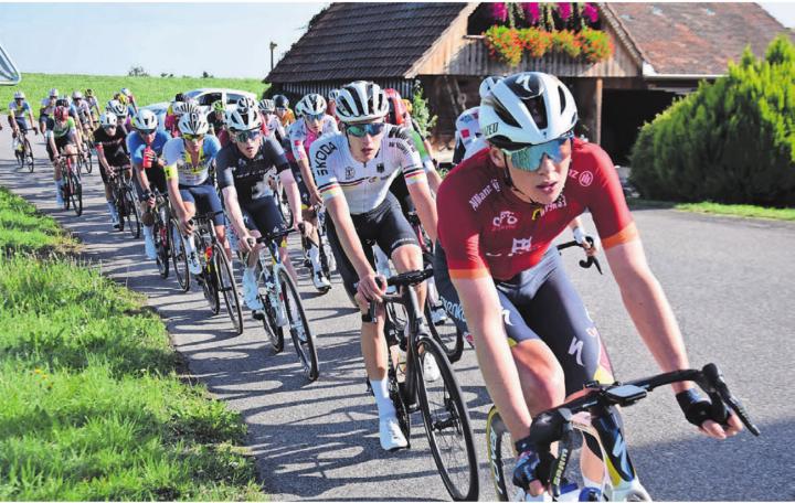 Der GP-Rüebliland-Tross in idyllischer Umgebung unterwegs. Vorne der letztjährige Gesamtsieger Karl Herzog. Bild: Markus Schenk