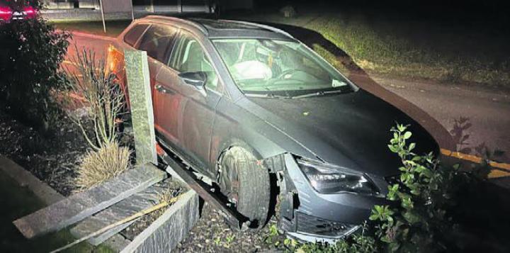 Die Fahrt endete in einem Mäuerchen. Laut Aussagen der Fahrerin musste sie einem überholenden Auto ausweichen. Bild: pz