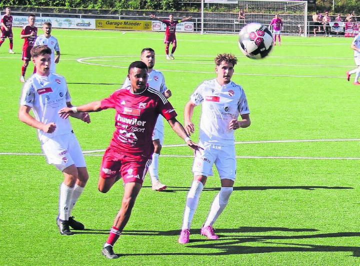 Mateus Rodrigues (Mitte) ist der Torschütze zum 1:1 für den FC Muri. Nach dem Ausgleich stehen die Chancen für die Klosterdörfler gut, zumindest einen Punkt mitzunehmen. Am Ende steht aber dennoch eine weitere Niederlage. Bild: Archiv/pf