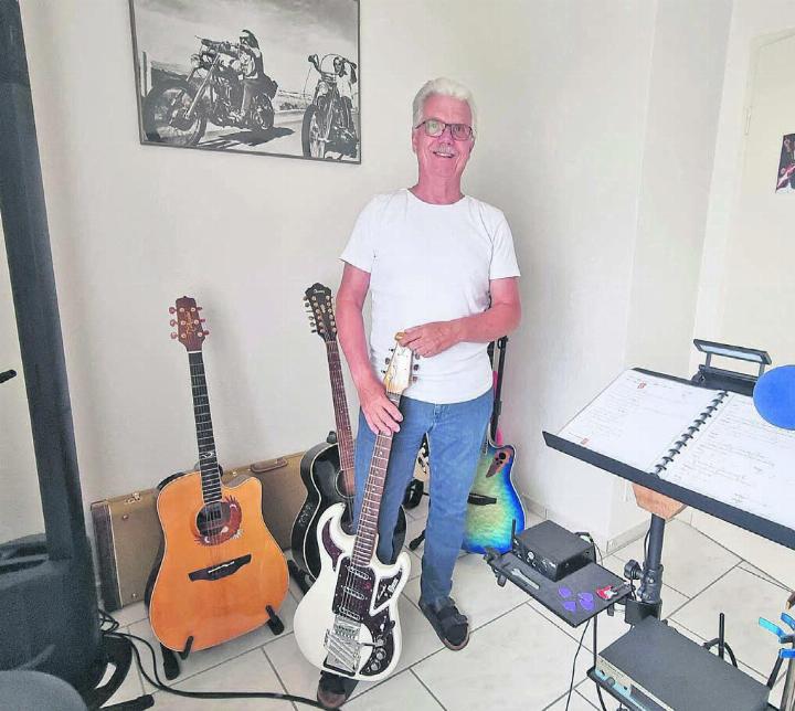 Guido Ursprung lebt auf, wenn er über seine Instrumente im Musikzimmer erzählt. Bild: Verena Anna Wigger