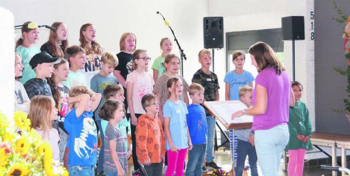 Fleissig probten die Kinder diese Woche für ihre grossen Auftritte am Samstag und Sonntag. Alle freuen sich schon sehr darauf – auch Chorleiterin Sarah Keller. Bilder: Sabrina Salm