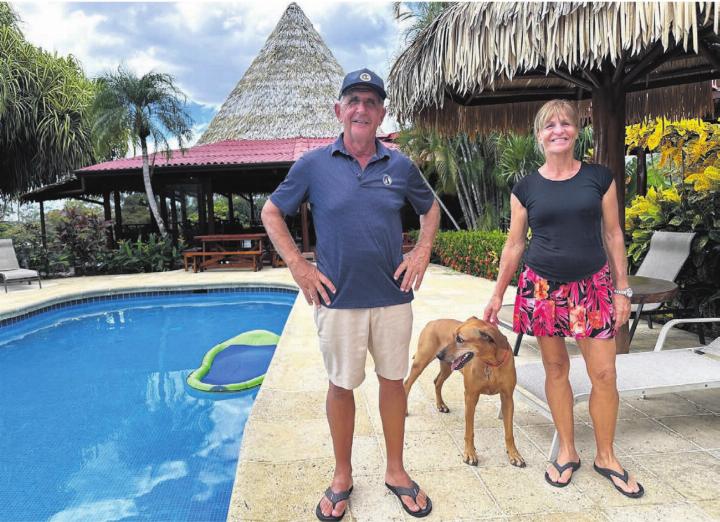 Der Pool und das Restaurant bilden das Herzstück der Guacamaya Lodge. Doch die wahre Attraktion sind die Besitzer Alice und Bernie Iten – und die besondere Atmosphäre. 
Bilder: Stefan Sprenger
