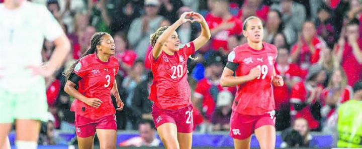 Die Murianerin Alayah Pilgrim (Mitte) bejubelt ihr Tor gegen Island. Der Frauenfussball als Sport spaltet nach wie vor die Geister. Bild: Freshfocus