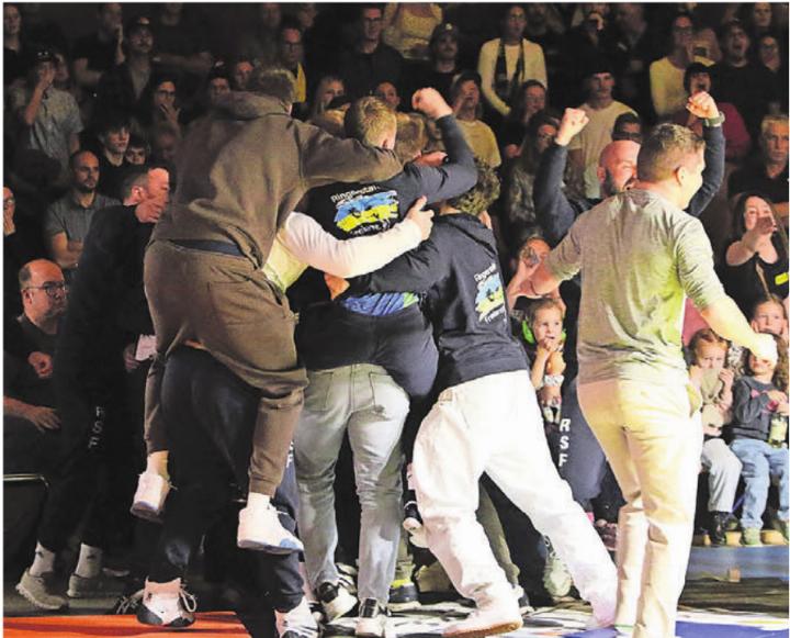 Irgendwo unter diesem Haufen liegt er. Die Freiämter Ringer begraben George Bucur unter sich, nachdem er Sandro Hungerbühler auspunktet und damit Bronze sichert.