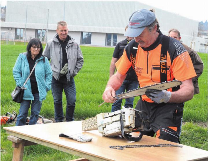 Wettkämpfer Andi Budliger demonstriert, wie schnell er die Kette an seiner Motorsäge wechseln kann. Bild: Annemarie Keusch