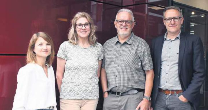 Verabschiedung nach 56 Jahren Einsatz für den Kindes- und Erwachsenenschutzdienst (Kesd) des Bezirks Bremgarten (v. l.): Geschäftsführerin Andrea Schneider, das Ehepaar Maja und Daniel Rohrer, Gemeindeverbandspräsident Arsène Perroud.
Bild: Daniel Marti Verabschiedung nach 56 Jahren Einsatz für den Kindes- und Erwachsenenschutzdienst (Kesd) des Bezirks Bremgarten (v. l.): Geschäftsführerin Andrea Schneider, das Ehepaar Maja und Daniel Rohrer, Gemeindeverbandspräsident Arsène Perroud.
Bild: Daniel Marti