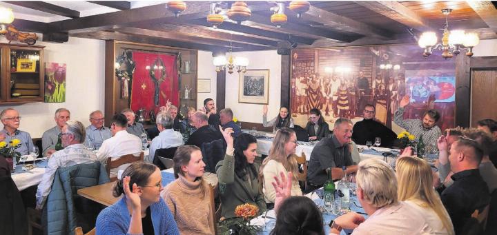 Die Gemeindeschreiber des Bezirks fühlten sich wohl im Hägglinger «Kreuz». Die Versammlung war kurz, es blieb mehr Zeit fürs gemütliche Essen. Bild: Chregi Hansen Die Gemeindeschreiber des Bezirks fühlten sich wohl im Hägglinger «Kreuz». Die Versammlung war kurz, es blieb mehr Zeit fürs gemütliche Essen. Bild: Chregi Hansen