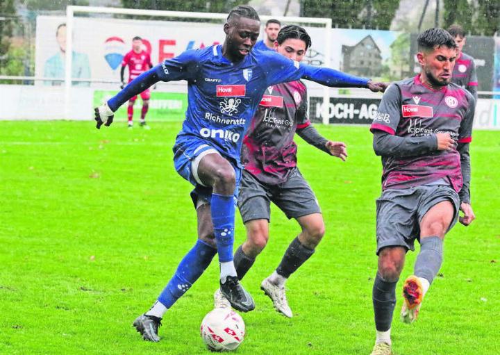 Nathan Kisisa (links) im Spiel gegen den FC Dietikon. Zehn Tore hat er für Wohlen erzielt. Jetzt geht er wieder. Bild: jl/Archiv