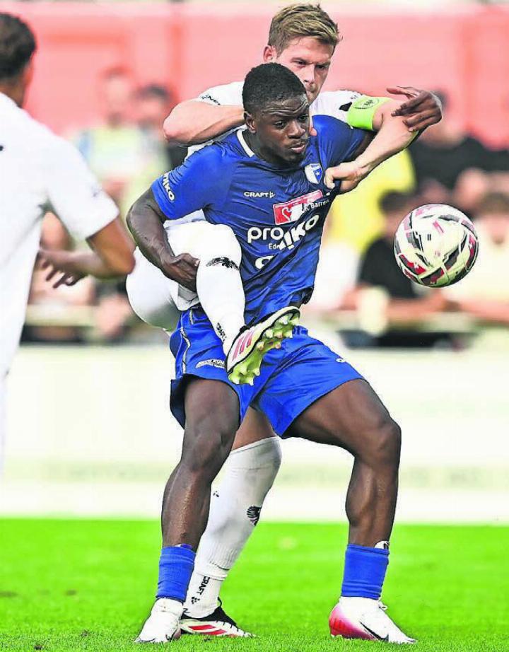 Aaraus Marco Thaler (hinten) bedrängt Wohlen-Stürmer Dramane Sissoko.