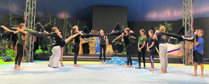 Diese Woche proben die 40 jungen Artistinnen und Artisten im bereits aufgestellten Zirkuszelt in Mellingen unter Aufführungsbedingungen. Bilder: zg