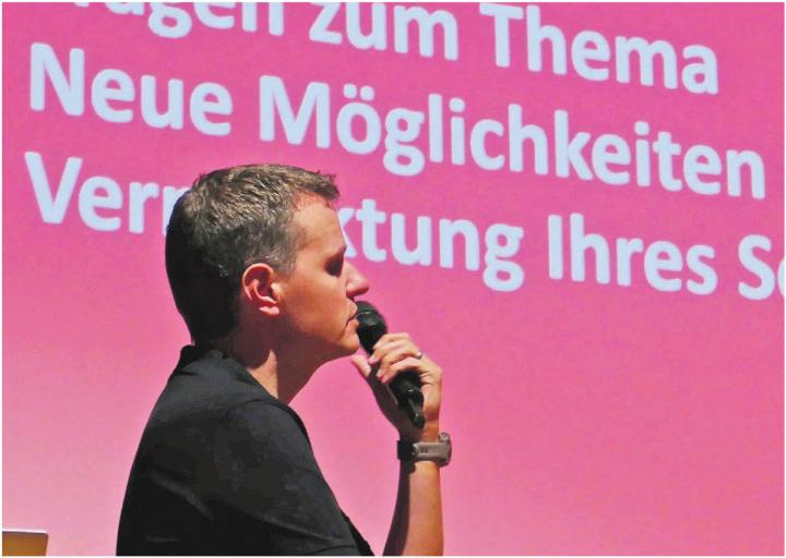 EF-Geschäftsführer Christian Strebel und das Bild der Vermarktungsmöglichkeiten. Bilder: Richard Gähwiler EF-Geschäftsführer Christian Strebel und das Bild der Vermarktungsmöglichkeiten. Bilder: Richard Gähwiler