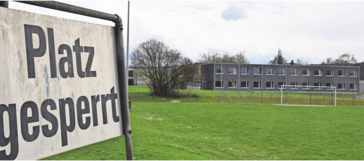 Der Rigacker-Fussballplatz muss dem Ausbau der Kanti (im Hintergrund) weichen. Zurzeit finden jährlich bis zu 1000 Einheiten des FC Wohlen hier statt. Diesen Verlust abzufedern, stellt für den FCW eine grosse Aufgabe dar. Der Verein zählt dabei auf die Unterstützung durch die Gemeinde. Bild: Daniel Marti