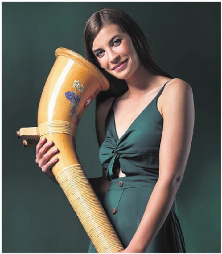 Alphorn-Solistin Lisa Stoll tritt am Neujahrskonzert auf. Bild: zg