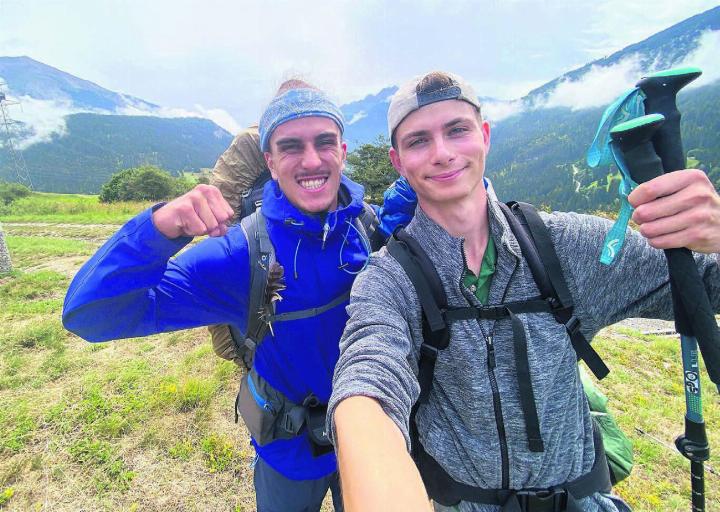 Mit Blick auf das Albulatal, kurz nach Vaz/Obervaz. Linus Kottmann (links) und Dominic Schulze brauchten Biss und Wanderstöcke, um an ihr Ziel zu kommen. Bilder: zg