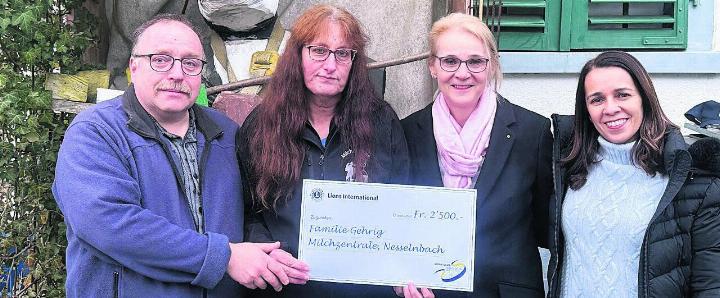 Das Inhaberpaar Reto und Silvia Gehrig erhält vom Lions Club Bremgarten Reusstal, vertreten durch Brigitte Veil und Denise de Brito-Wittmann, einen Scheck über 2500 Franken. Bild: zg