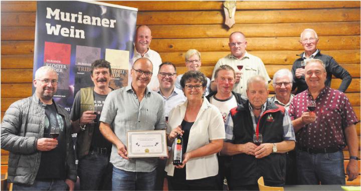 Die Ortsbürgerkommission und das Rebberg-Team freuen sich über das überreichte Diplom. Doppelt ist die Freude bei Ortsbürgerin Milly Stöckli, die auch Präsidentin des Ortsbürgerverbandes Aargau ist. Bild: Annemarie Keusch