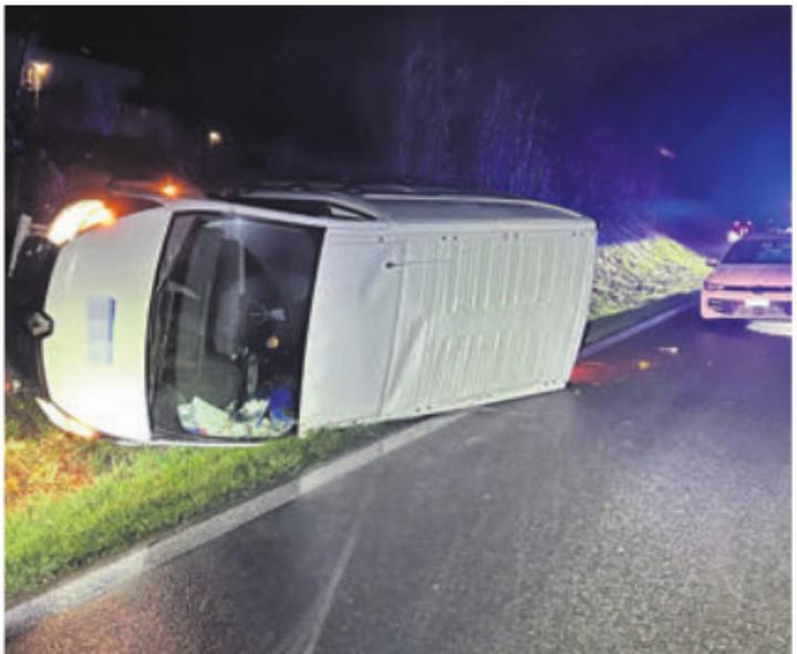 Das Auto des Unfallverursachers kippte auf einer Böschung zur Seite, der Fahrer blieb unverletzt. Bild: pz