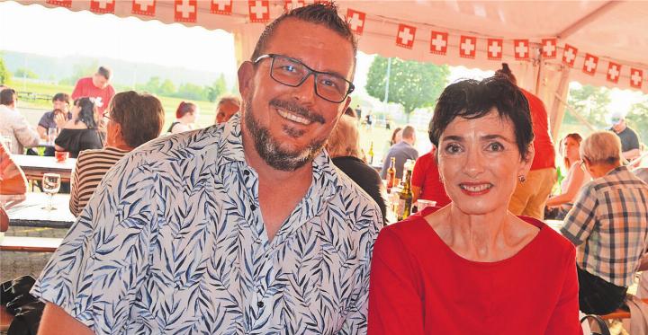 Der Zufiker Gemeinderat Reto Knecht durfte die Zufiker Bundesfeier eröffnen und gab später die Bühne frei für Ständerätin Marianne Binder. Bild: Roger Wetli