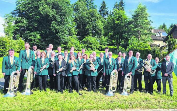Die alte Uniform, sie geht nun in den Ruhestand. Jahrelang war sie das Markenzeichen der Musikgesellschaft Bünzen. Bild: zg