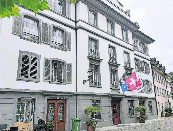 Dem vierstöckigen Rathaus geht langsam der Platz aus für die Bedürfnisse von Bezirksgericht und Gemeindeverwaltung. Ein Umbau in den beiden obersten Stockwerken soll dem nun fürs Erste Abhilfe schaffen. Bild: huy/Archiv