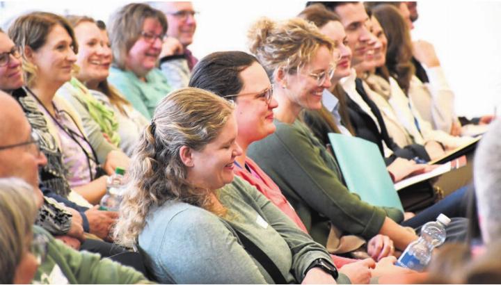 Dreimal am Tag mit dem Kind lachen: Beim Elternbildungstag wurde viel Wissen weitergegeben – auch mit Humor. Bilder: Daniel Marti