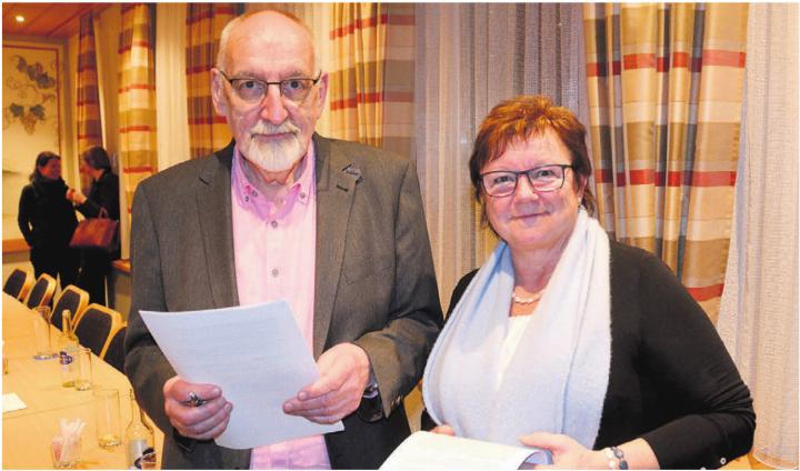 Fridolin Kurmann, Präsident des Vereins Stadtmuseum Bremgarten, begrüsste Alt-Stadträtin Doris Stöckli. Diese blickte auf ihre Zeit als Präsidentin der Altstadtkommission zurück. Bild: Roger Wetli