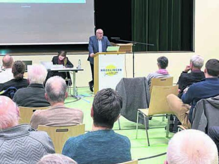 Der Gemeinderat musste sich an diesem Abend vielen kritischen Fragen stellen. Vor allem die Erhöhung der Wassertarife stiess auf Widerstand. Bild: sp