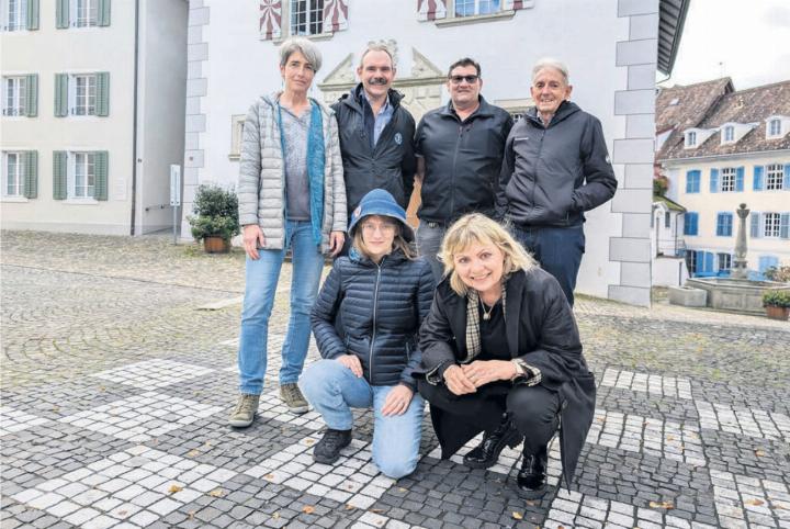 Sie sorgen gemeinsam mit unzähligen Helfern und engagierten Marktfahrern dafür, dass der unvergleichliche Charakter des Markts der Vielfalt auch dieses Jahr die Menschen verzaubert (von links): Karin Schaufelbühl (OK Historisches Handwerk), Claude Dégruet (Abenteuer Zeitreise), Selina Bieri (Präsidentin Mittelalter-Markt), Reto Lorenzi (Marktchef), Susanna Vanek (OK Historisches Handwerk) und Fredy Zobrist (Präsident Historisches Handwerk). Bild: Marco Huwyler