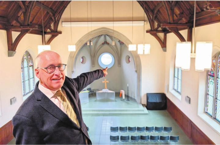 Pfarrer Ruedi Bertschi zeigt, wie die Kirche renoviert wurde. Bild: Marco Huwyler Pfarrer Ruedi Bertschi zeigt, wie die Kirche renoviert wurde. Bild: Marco Huwyler