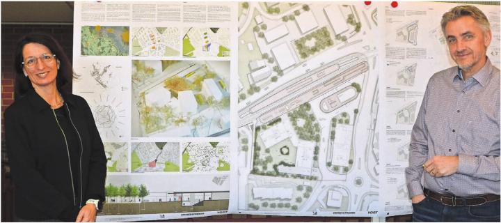 Petra Oggenfuss Feldgrill (Gemeindeammann) und Daniel Roos (Leiter Abteilung Planung und Bau) erklären die wesentlichen Punkte des Schlussberichts zur Entwicklung des Areals Bahnhof. Bild: Sabrina Salm