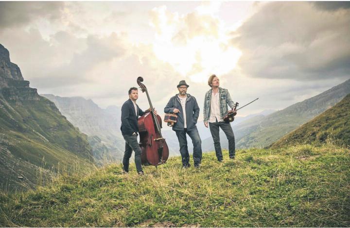 Mit Ambäck startet am kommenden Samstag, 28. Februar, das neue Programm im Sternensaal (v. l): Pirmin Huber, Kontrabass, Markus Flückiger, Schwyzerörgeli, und Andreas Gabriel, Geige, gehören zu den profiliertesten Formationen der neuen Schweizer Volksmusik. Bild: pd Mit Ambäck startet am kommenden Samstag, 28. Februar, das neue Programm im Sternensaal (v. l): Pirmin Huber, Kontrabass, Markus Flückiger, Schwyzerörgeli, und Andreas Gabriel, Geige, gehören zu den profiliertesten Formationen der neuen Schweizer Volksmusik. Bild: pd