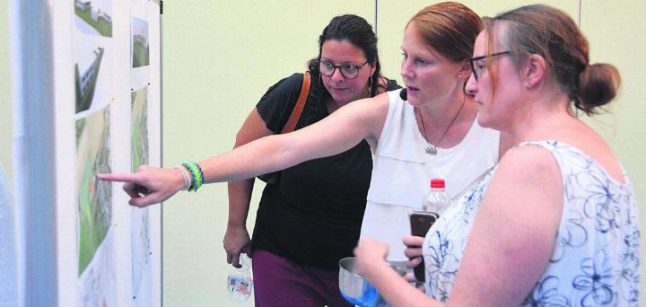 Frau Gemeindeammann Renate Ballmer erläutert im persönlichen Gespräch Details zur Schulraumplanung. Bild: rwi