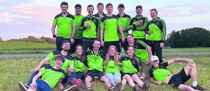 Zwei Teams, ein Ziel: Spass, Sport und Zusammenhalt. Bild: zg