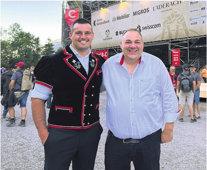 Zwei Freiämter, sechs Kränze: Joel Strebel (links) und Schwingerboss Stefan Strebel (der früher sein Trainer war). Bild: Stefan Sprenger