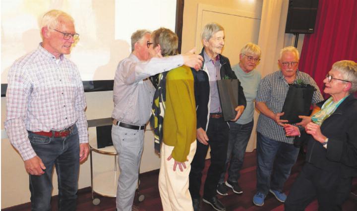 Die Untergruppe «Dorfkultur», welche sich seit 20 Jahren stets um die kulturellen Belange von Berikon engagiert, wird von den Co-Präsidentinnen Elsbeth Wyss (Mitte) und Corinne Wagner (rechts) für ihr Schaffen geehrt. Bilder: Stefan Treier