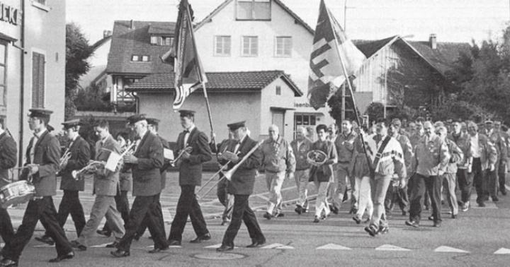 In einem Umzug durchs Dorf werden die Schützen zum Restaurant Schoppen begleitet. Bild: Archiv