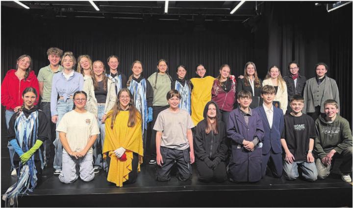 Zufriedene Gesichter nach der Premiere des Theaterstücks «Die Dernière». Bilder: abi