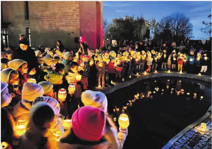 Der traditionelle Räbeliechtliumzug der Schule Widen war ein wunderschöner Anlass mit vielen begeisterten Kindern, Eltern und Lehrpersonen. Bild: zg
