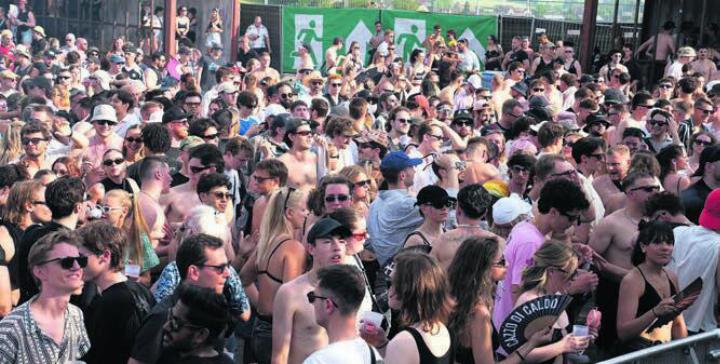 15 000 Menschen feiern miteinander ein riesiges Fest zu elektronischer Musik. Hier bei der Techno-Stage. Bild: Stefan Hotz
