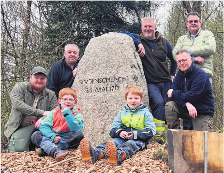 Die OK-Mitglieder vor dem frisch polierten Gedenkstein (von links): Janis Huggel, Heinz Huggel, Silvio Beyli, René Hofmann und Stefan Hausherr; vorne: Elio und Flavio (6 und 7 Jahre alt). Bild: zg