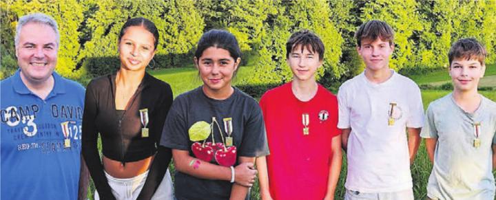 Sie erhielten alle ein Abzeichen. Darunter auch der Beriker Gemeinderat Stefan Bieri (links) und der Schützenkönig Jan Hürzeler aus Berikon (2. von rechts). Bild: zg