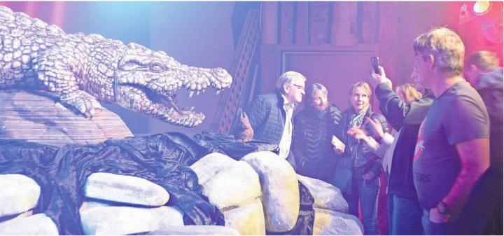 Das Foto-Sujet des Abends. Gegen 70 Personen wollten sich die Enthüllung dieses speziellen Kunstwerkes nicht entgehen lassen. Bilder: Annemarie Keusch Das Foto-Sujet des Abends. Gegen 70 Personen wollten sich die Enthüllung dieses speziellen Kunstwerkes nicht entgehen lassen. Bilder: Annemarie Keusch