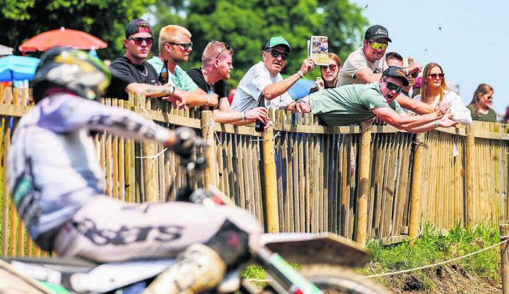 Schnelle Rennen, tolle Stimmung: Das ist das Motocross in Muri. Bilder: Simon Huwiler
