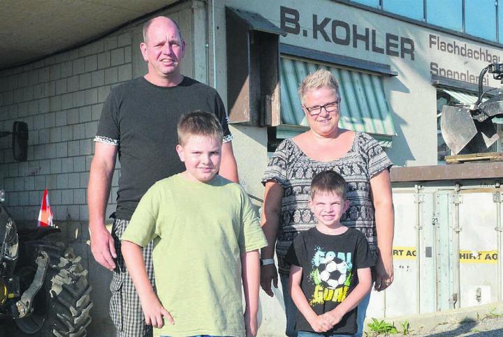 Der Schriftzug des Vaters von Martin Kohler verblasst langsam am Haus. Er und seine Frau Diana und die Söhne Elio (links) und Joris wohnen sehr gerne hier. Bilder: Roger Wetli